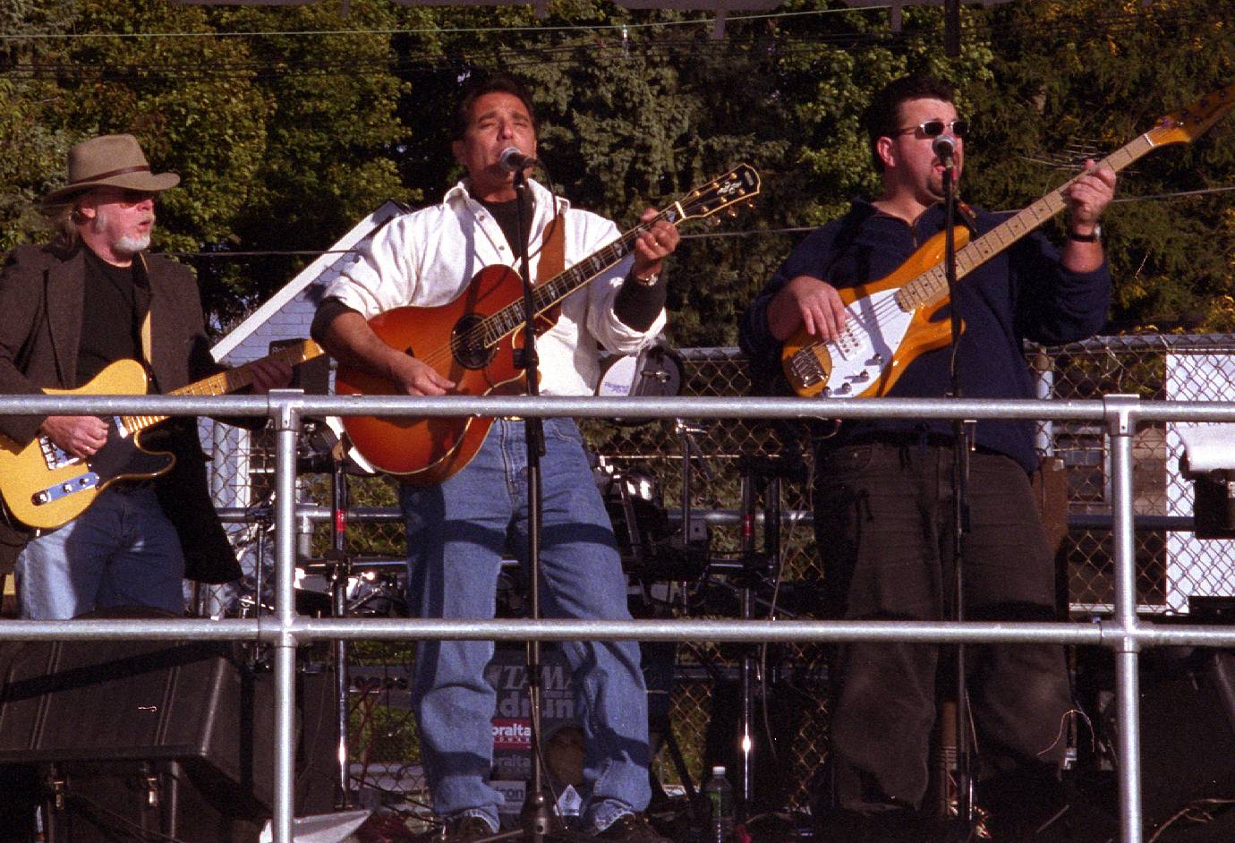 Anthony_with_band.jpg (229504 bytes)